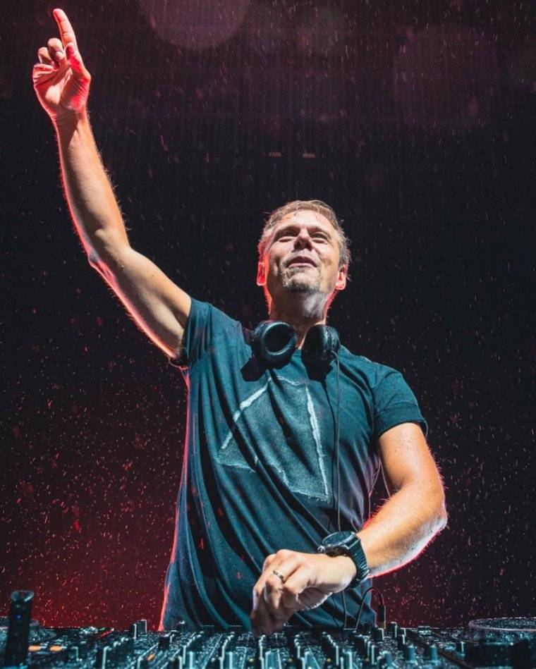 Armin Van Buuren célèbre les 15 ans de "In & Out Of Love"